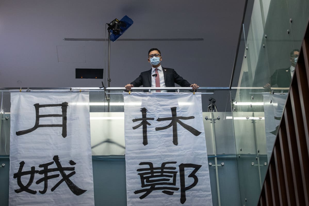 Lainsäätäjät ripustivat banderollin, jossa lukee: "Carrie Lam toi katastrofin Hongkongille ja sen kansalle. Hänen jättämänsä lemu löyhkää kymmenen tuhatta vuotta".