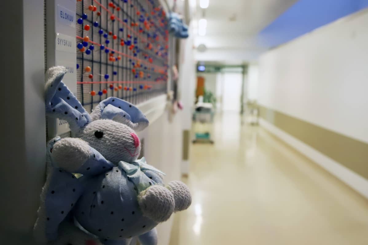 Synnytysosaston käytävällä oleva taulu, jossa nuppineuloja syntyneiden lasten merkiksi.