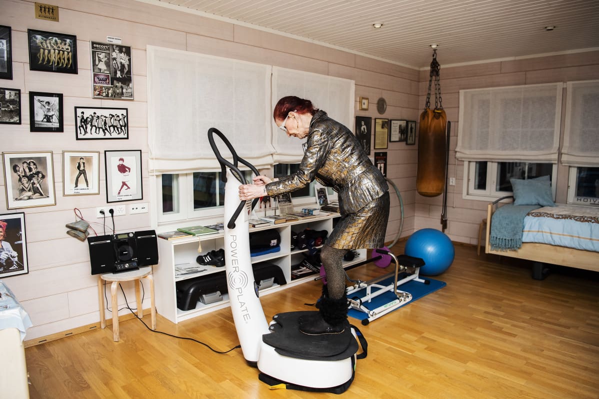 Aira Samulin käyttää Power Plate -värähtelylaitetta 23. marraskuuta 2020 Hyrsylän mutkassa.