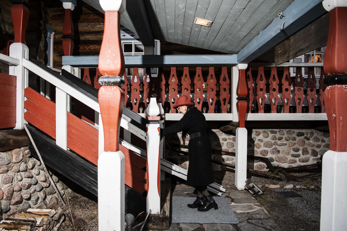Aira Samulin pyyhkii kenkiään kynnysmattoon 23. marraskuuta 2020 Hyrsylän mutkassa.