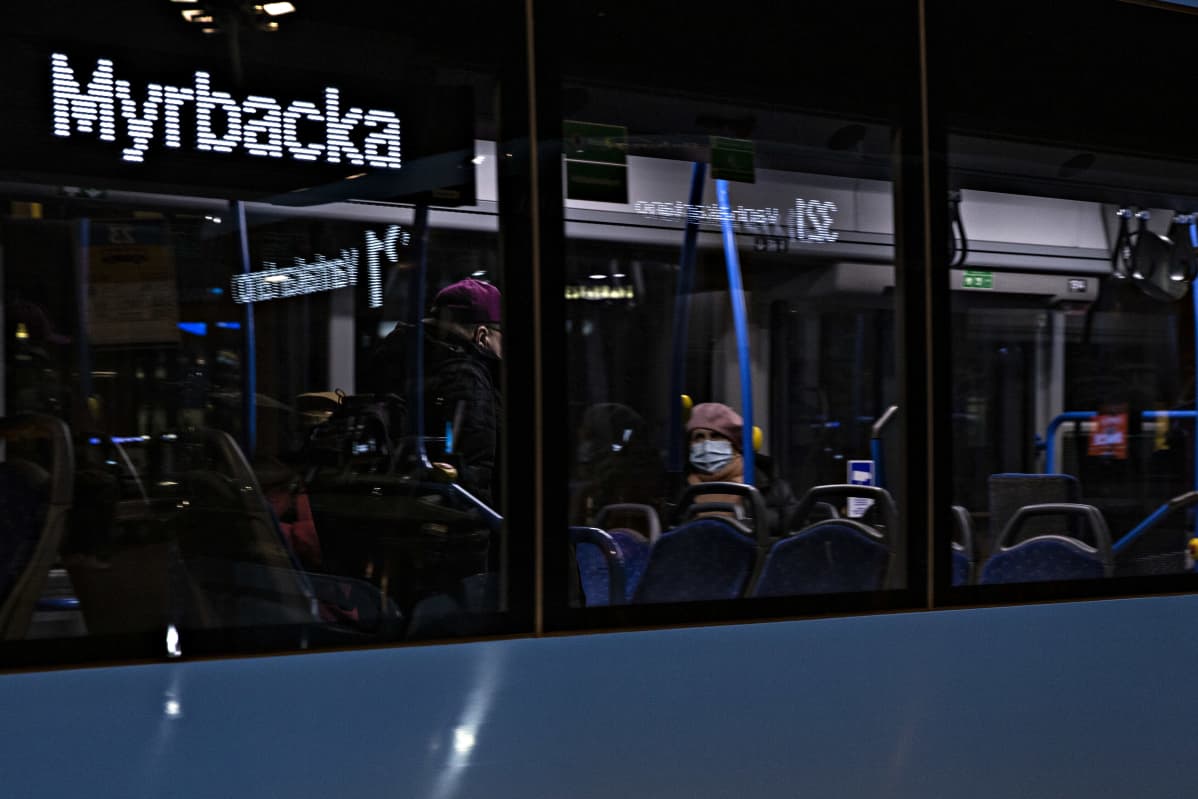 Matkustajia linja-autossa.