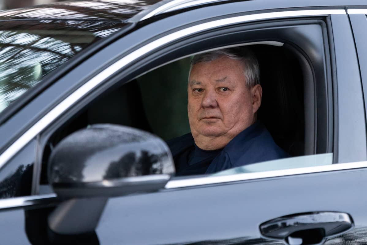 Taksiautoilija Jouni Ilmari Romppanen taksissaan.