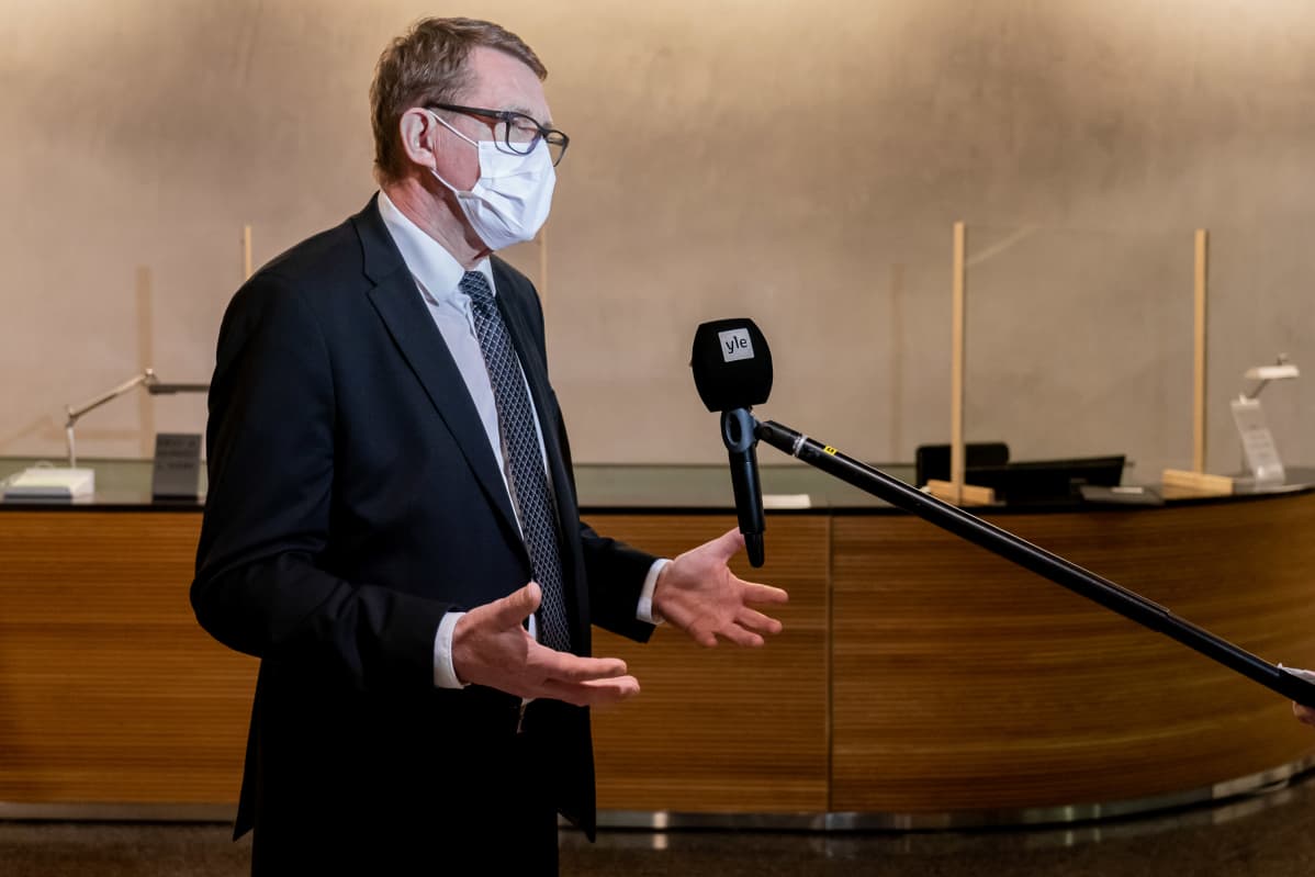 Valtiovarainministeri Matti Vanhanen haastateltavana.