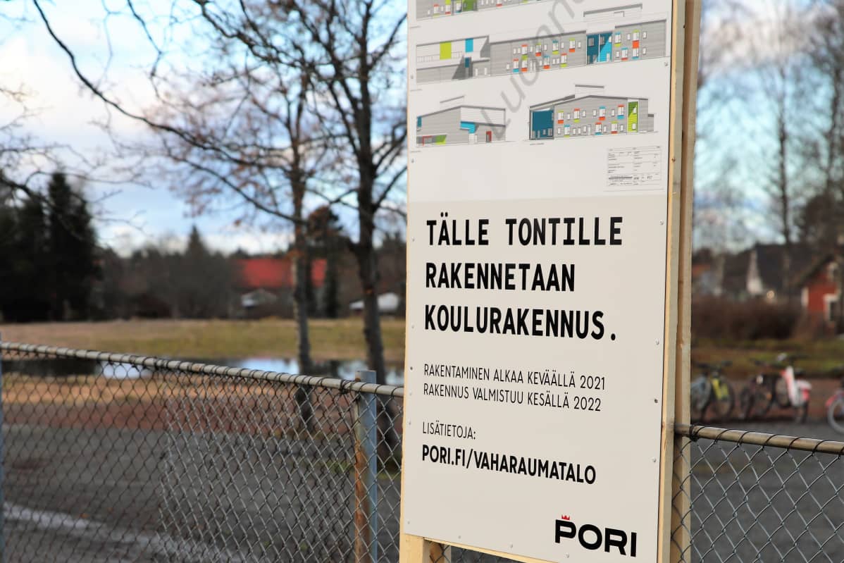 Vähärauman koulun rakentamiskyltti
