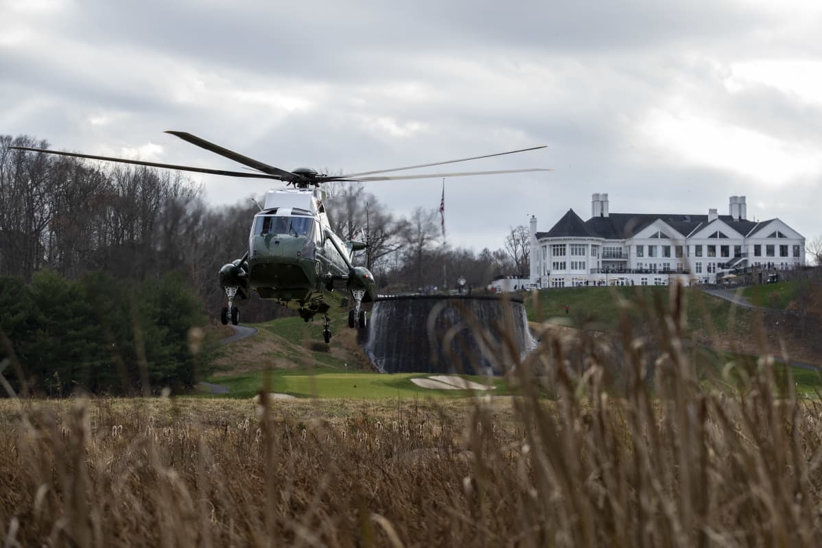 Presidentti lähdössä helikopterilla golfklubiltaan Sterlingistä, Virginiasta viikko sitten.