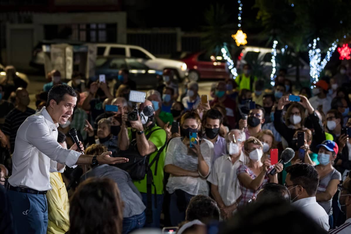 Juan Guaido puhumassa ihmisjoukolle.
