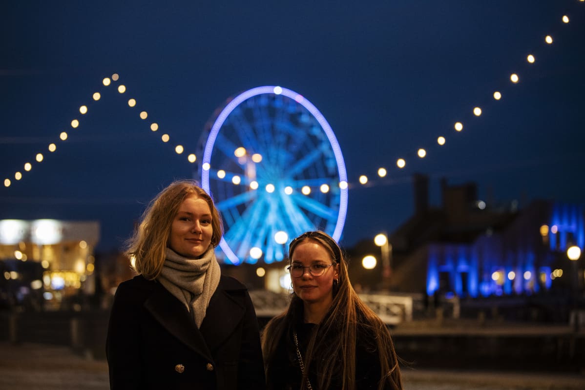 Elli Raitanen ja Bianca Nurmi kulkivat neljän aikaan Presidentinlinnan ohi.