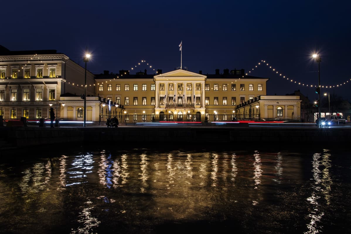 Presidentinlinnaa valokuvattiin ahkerasti illan pimetessä 6. joulukuuta 2020 Helsingissä.