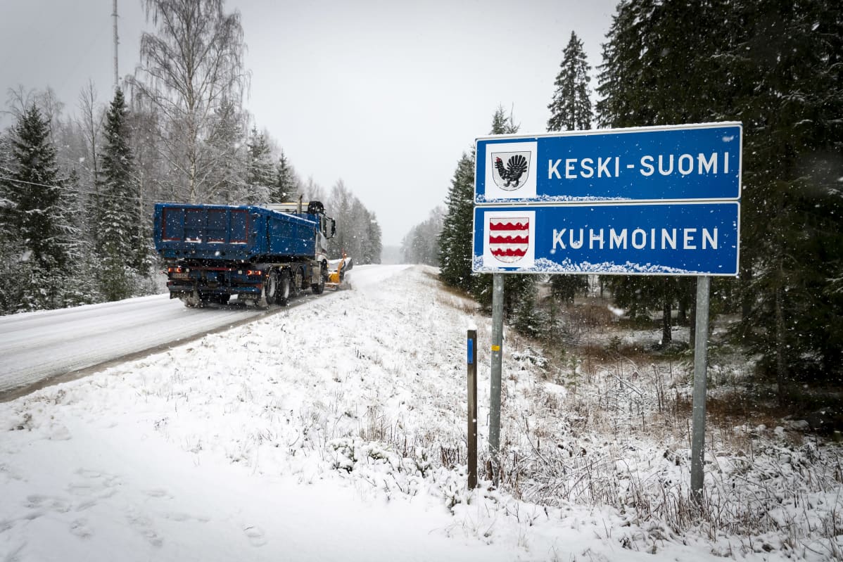 Aura-auto ohittaa Keski-Suomi - Kuhmoinen -kyltin.