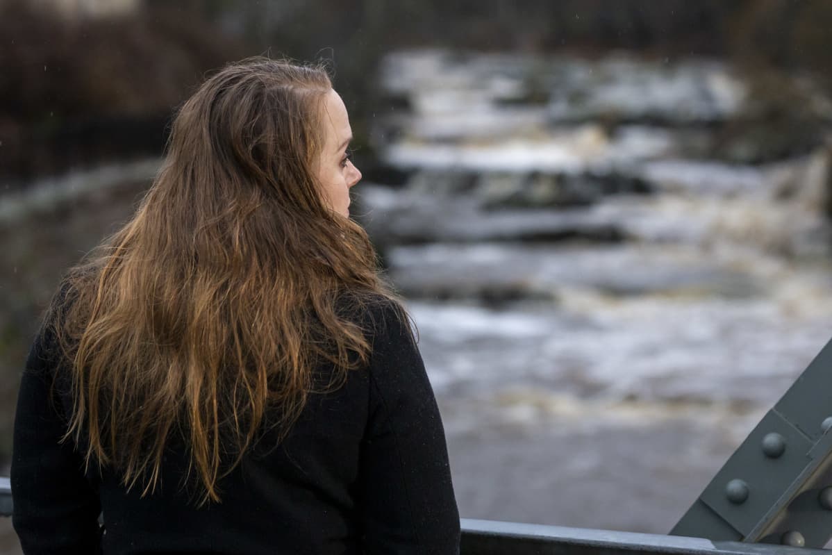 Petra Rautiainen Vanhankaupunginkosken rannassa.