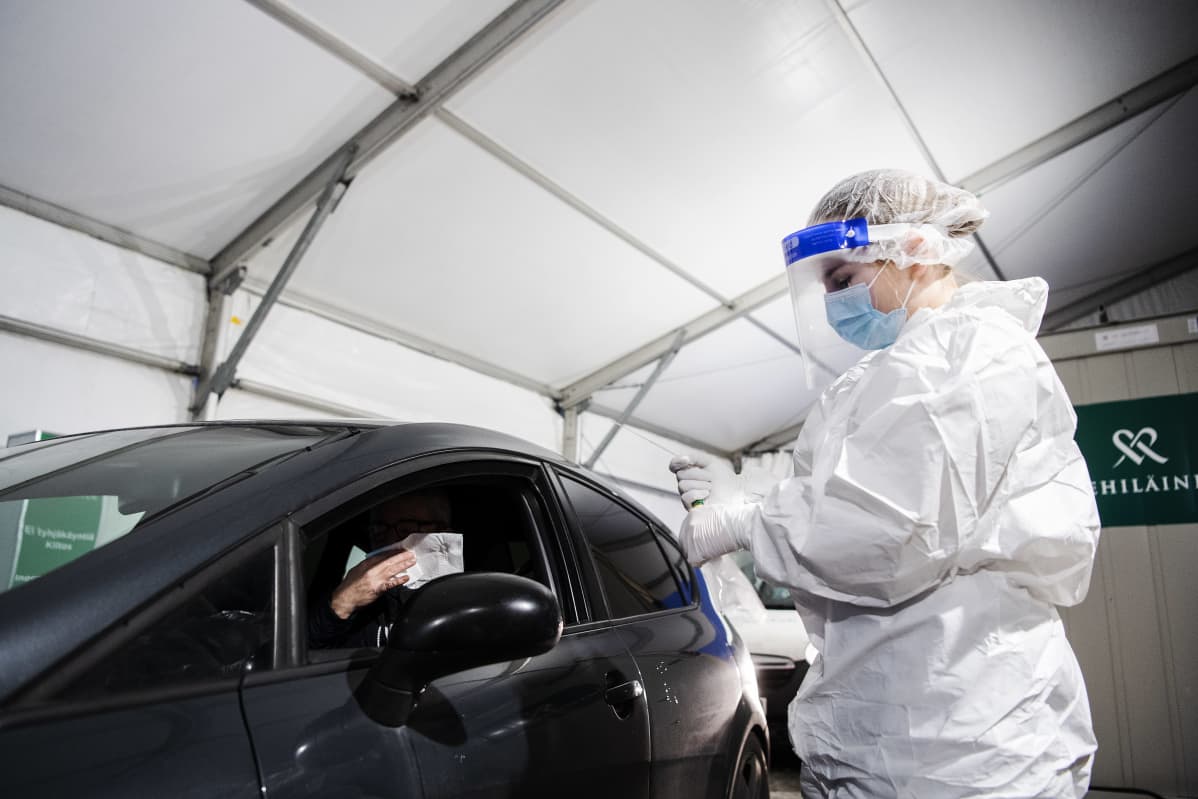 Mehiläisen drive-in-testausasemalla Helsingin Hernesaaressa tehtiin koronavirustestejä lumisessa säässä 4. tammikuuta 2021.