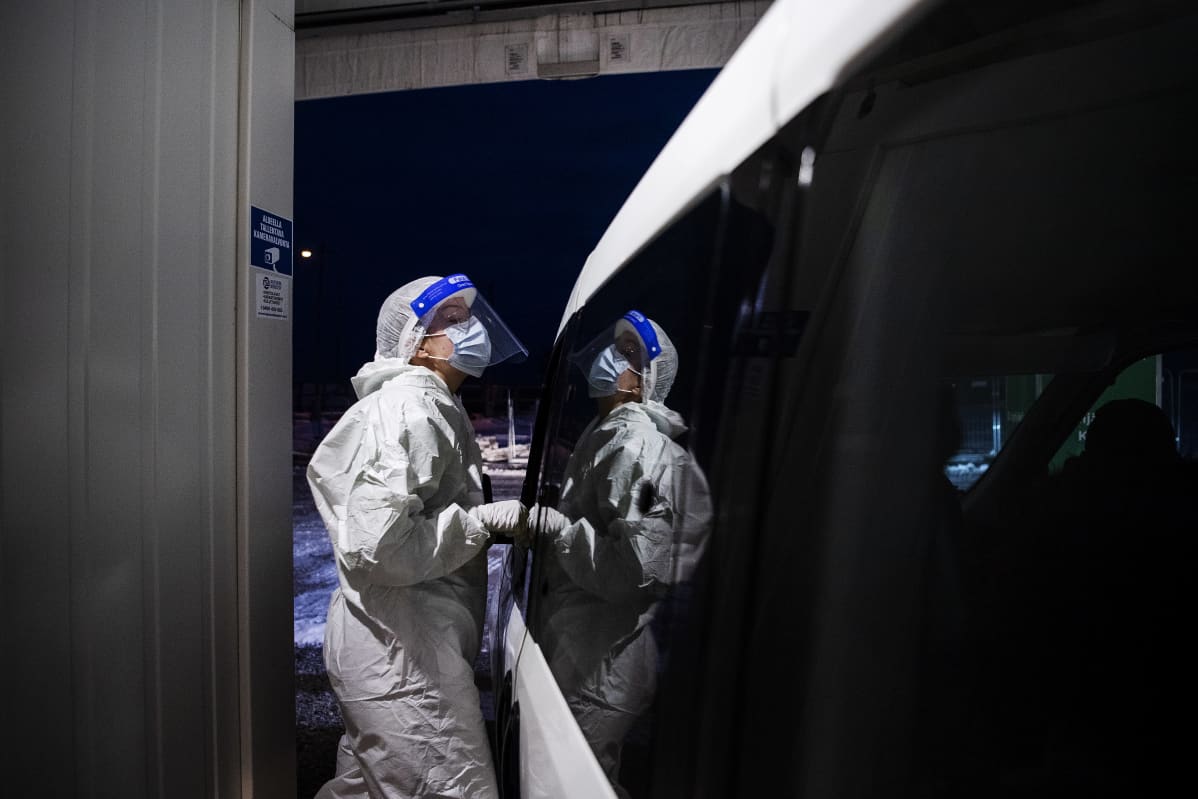 Mehiläisen drive-in-testausasemalla Helsingin Hernesaaressa tehtiin koronavirustestejä lumisessa säässä 4. tammikuuta 2021.