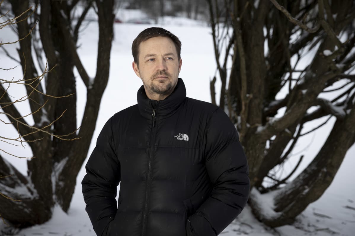 Kuvaaja Teemu Liakka kahden oksittuvan puun keskellä lumisessa maisemassa.