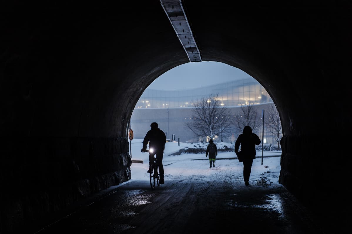 Lumimyräkkä saapui Helsinkiin tiistaiaamuna.