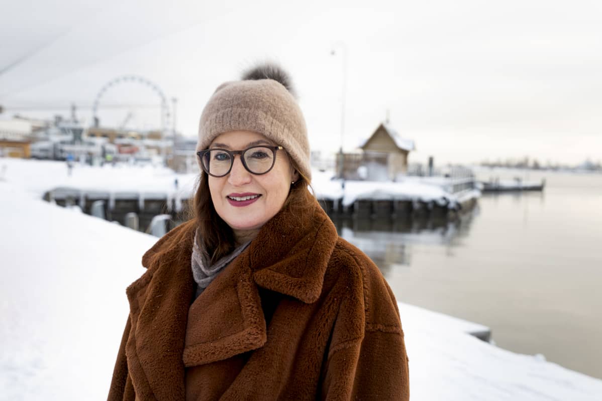 Pakarinen seisoo lumisella Kauppatorilla.