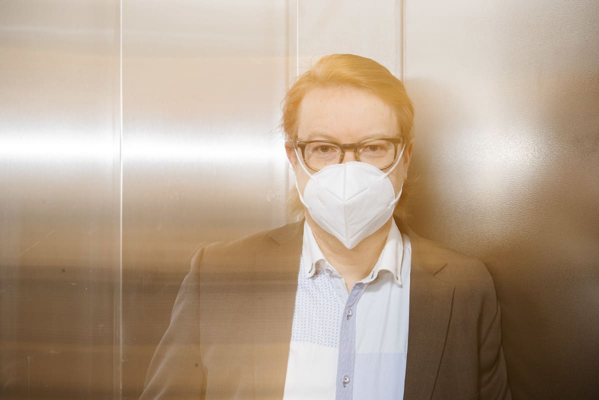 Virologian professori Olli Vapalahti vieraili Ylen Ykkösaamussa.
