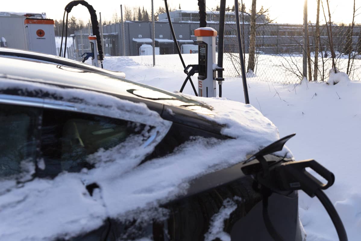 Sähköautoa ladataan Kempowerin parkkipaikalla heidän omilla pikalatureillaan.