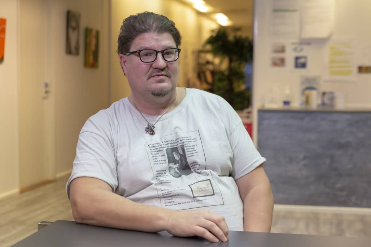 Tuomas Jokipii Helsingien työttömien tiloissa talvella 2021
