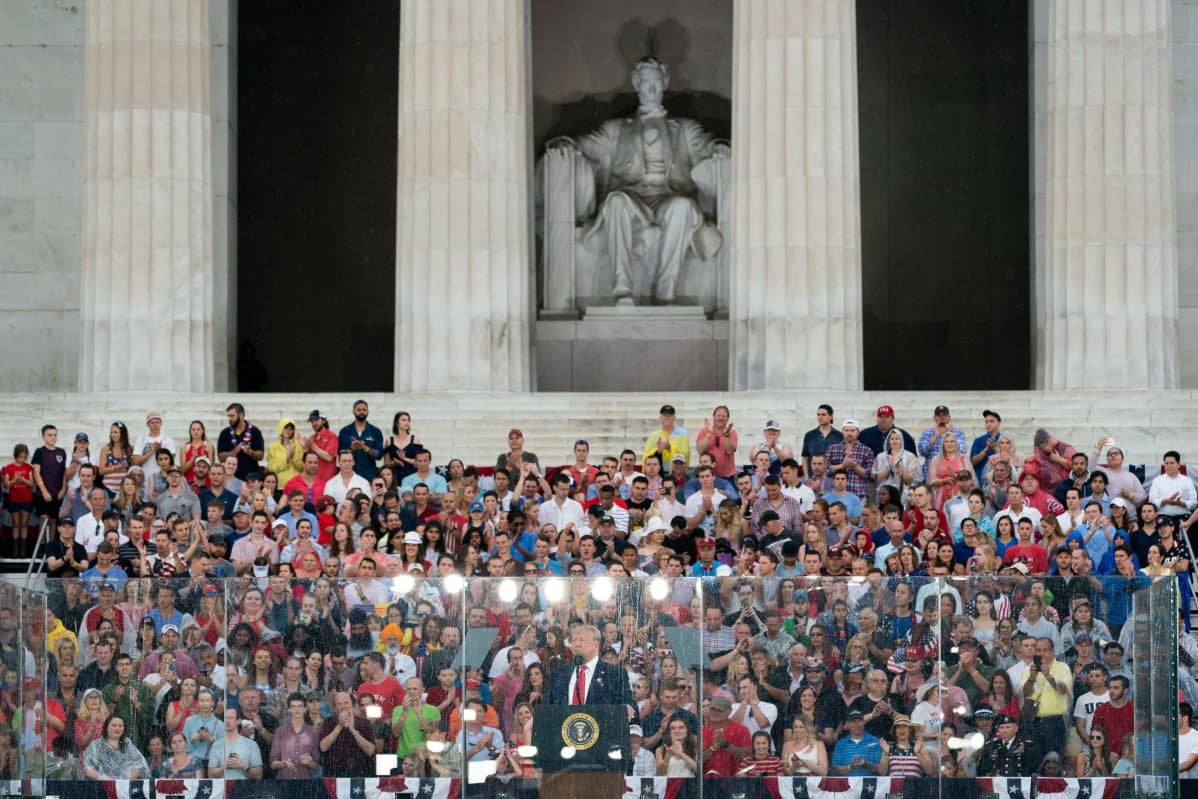 Trump puhuu kannattajilleen Lincolnin patsaan edustalla Washingtonissa.