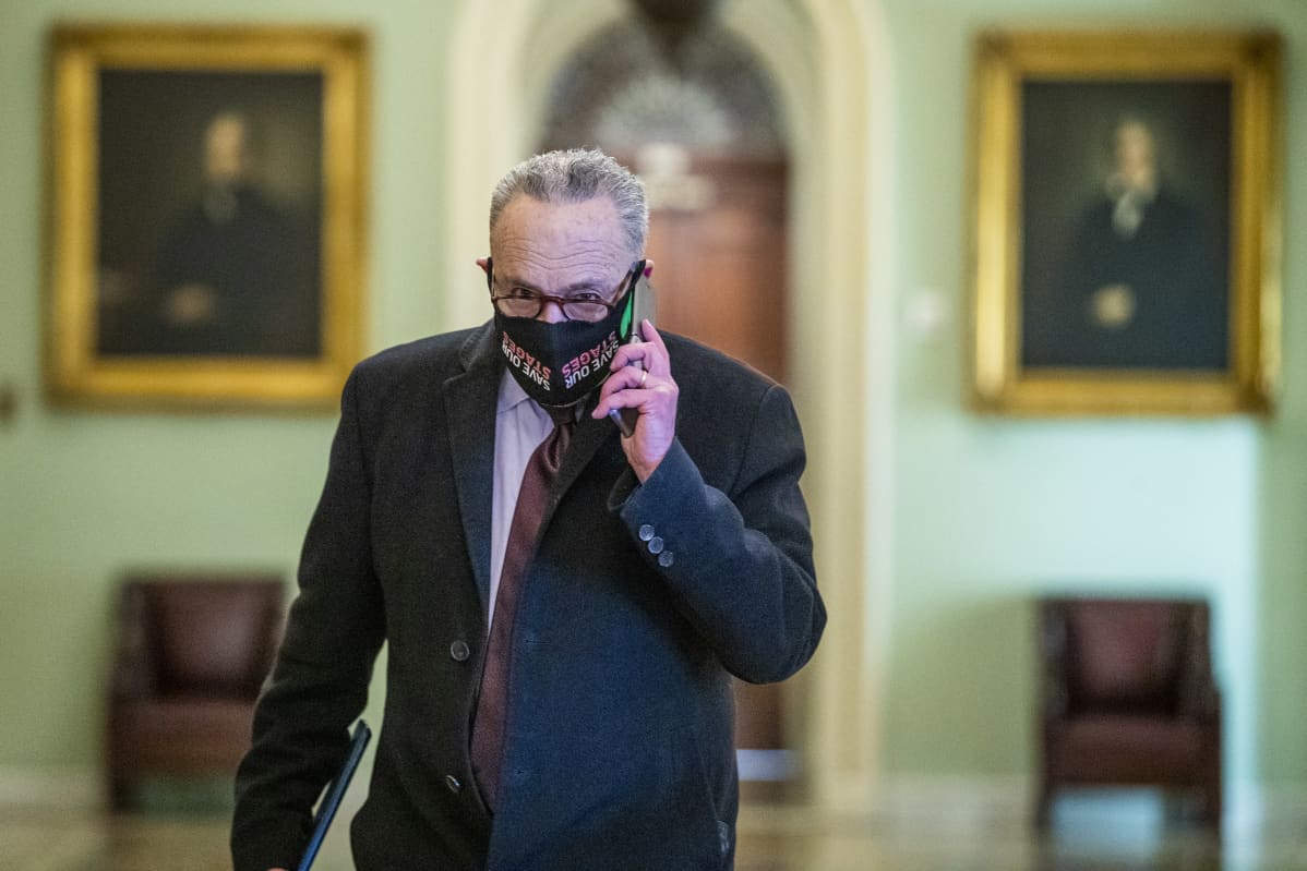 Oikeudenkäynnin ajankohdasta neuvotellut enemmistöjohtaja Chuck Schumer kuvattiin kongressissa 22. tammikuuta.
