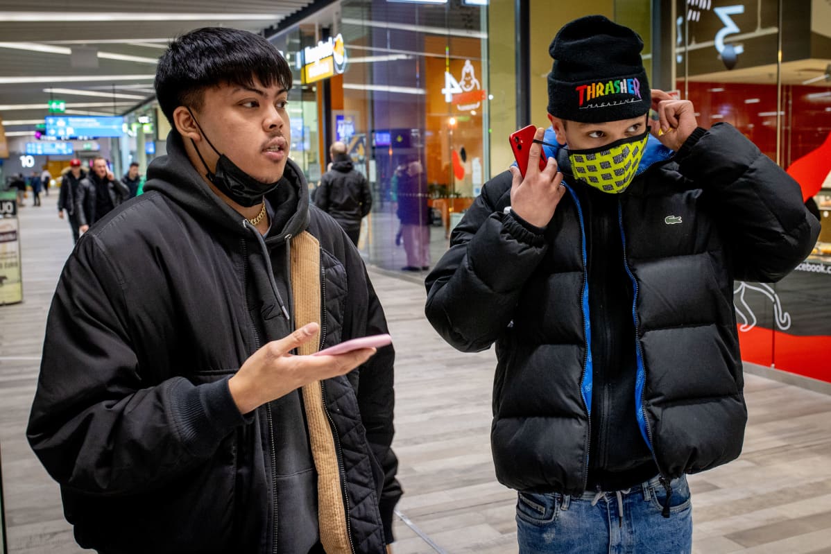 Joseph (vas.) ja Salim viettävät aikaa kauppakeskus Isossa Omenassa