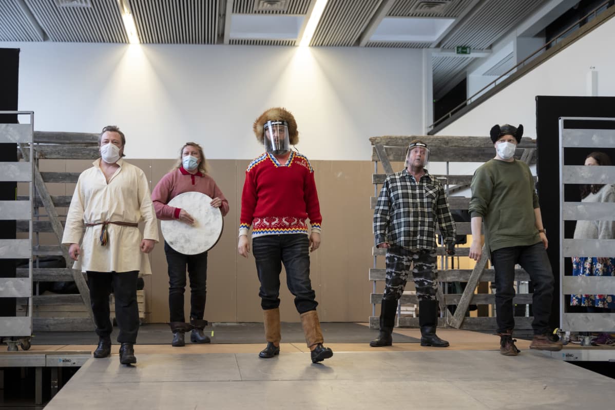 Maa on syntinen laulu- näytelmän harjoituksen Kemin kaupunginteatterin harjoitustiloissa