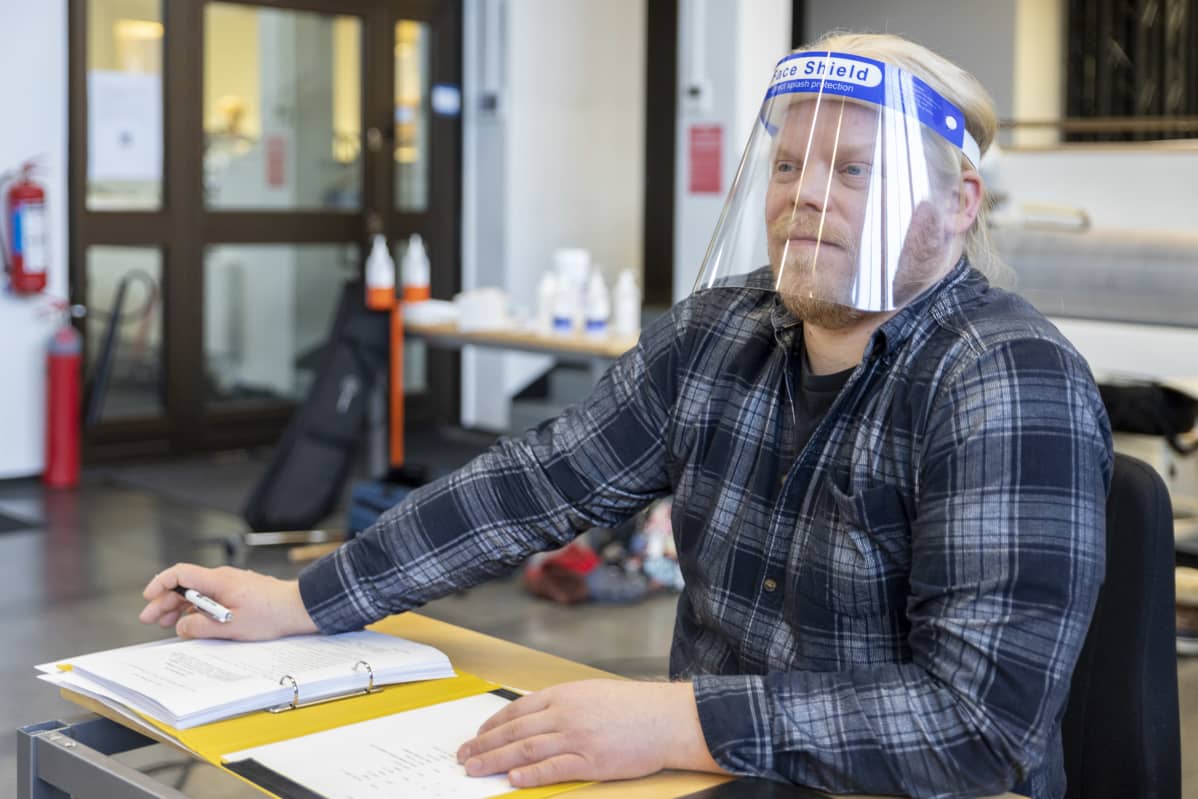 Maa on syntinen laulu -näytelmän ohjaaja Petri Jäärni seuraa harjoituksia
