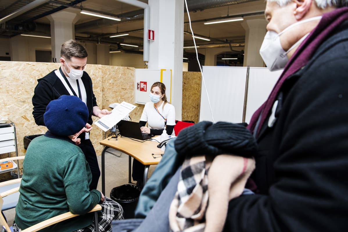 Eira-Mailis Harmanen sai koronavirusrokotteen Helsingissä 1. helmikuuta.