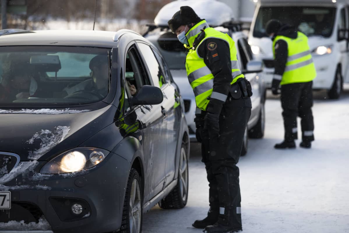 Rajavartiolaitos suorittaa rajatarkastuksia Torniossa rajanylityspaikalla.
