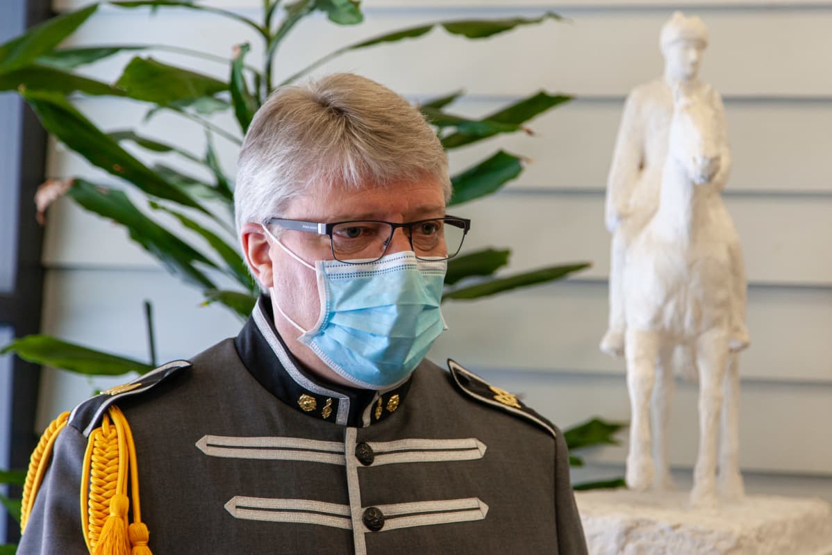 Rakuunasoittokunnan päällikkökapellimestari, musiikkimajuri Riku Huhtasalo.