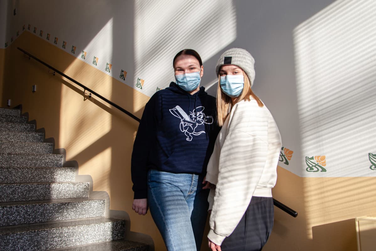 Kerttu Nuija ja Ruusu Martikainen Lappeenrannan Lyseon lukion abeja 2021.