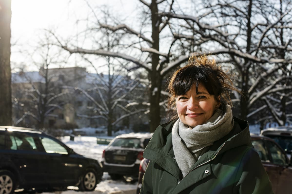 Kokoomuksen Kirsi Piha valokuvattiin Kirjailijanpuistossa Töölössä helmikuun 2021 alussa.