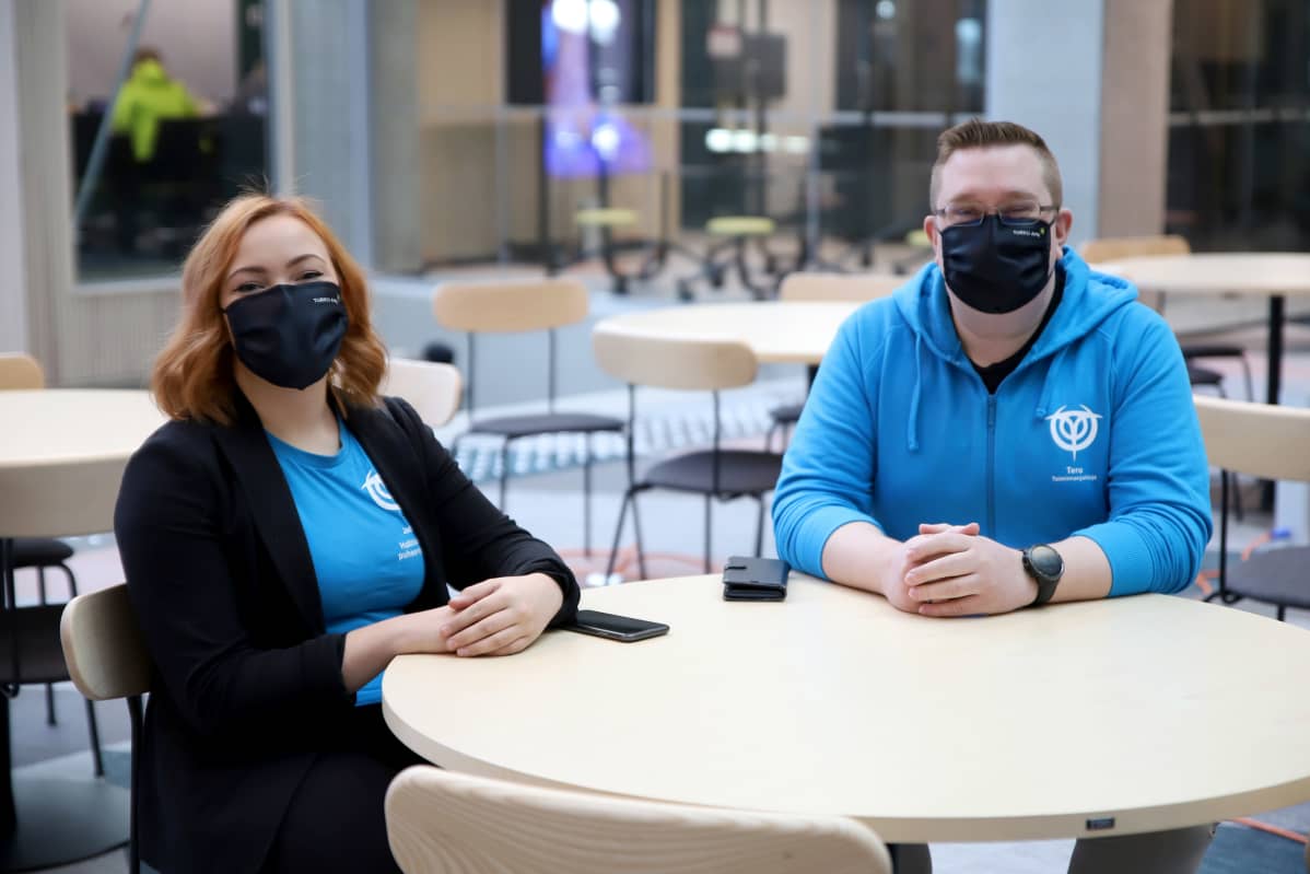 Jade Tähtinen ja Tero Rinne istuvat pöydän ääressä Turun ammattikorkeakoulun kampusalueella.