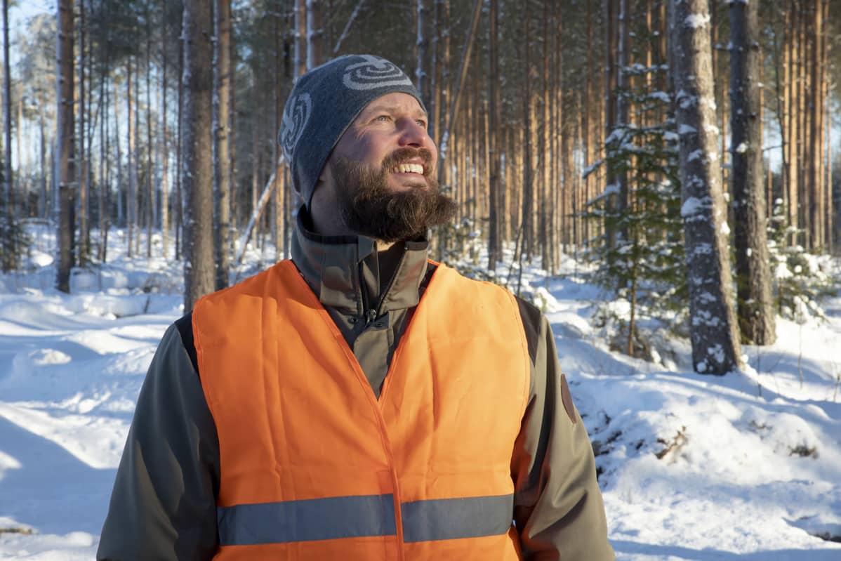Mikko Syri katselee mäntymetsää