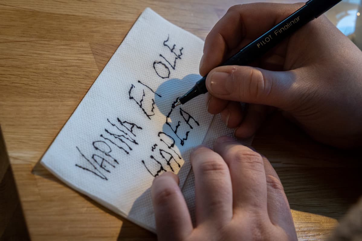 Essentiaalisesta vapinasta kärsivä Maarit Matjussi kirjoittaa servettiin Vapina ei ole häpeä