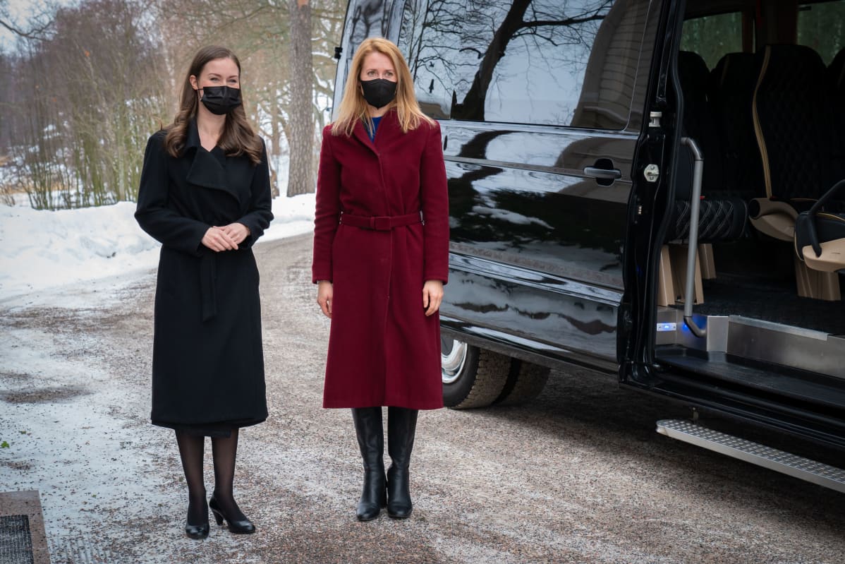 Viron pääministeri Kaja Kallas (oik.) ja Suomen pääministeri Sanna Marin pääministerin virka-asunnolla Kesärannassa.