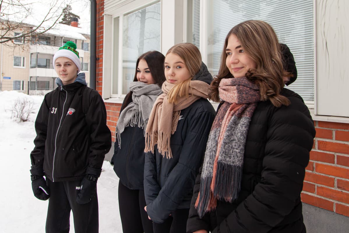Lauritsalan koulun 9.-luokkalaiset (vasemmalta) Kaapo Vesalehto, Aada Hyvärinen, Nea Pietikäinen ja Miisa Tiilikainen.