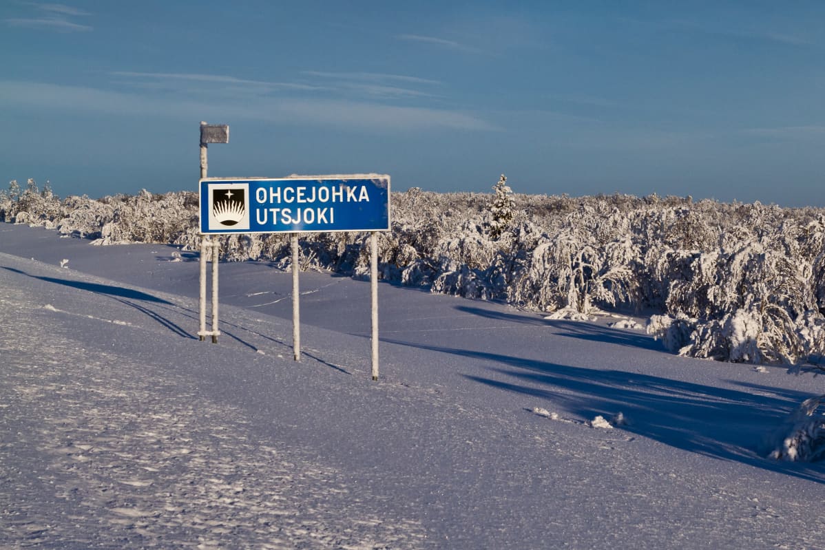 Utsjoen taajaman kyltti tienvarressa