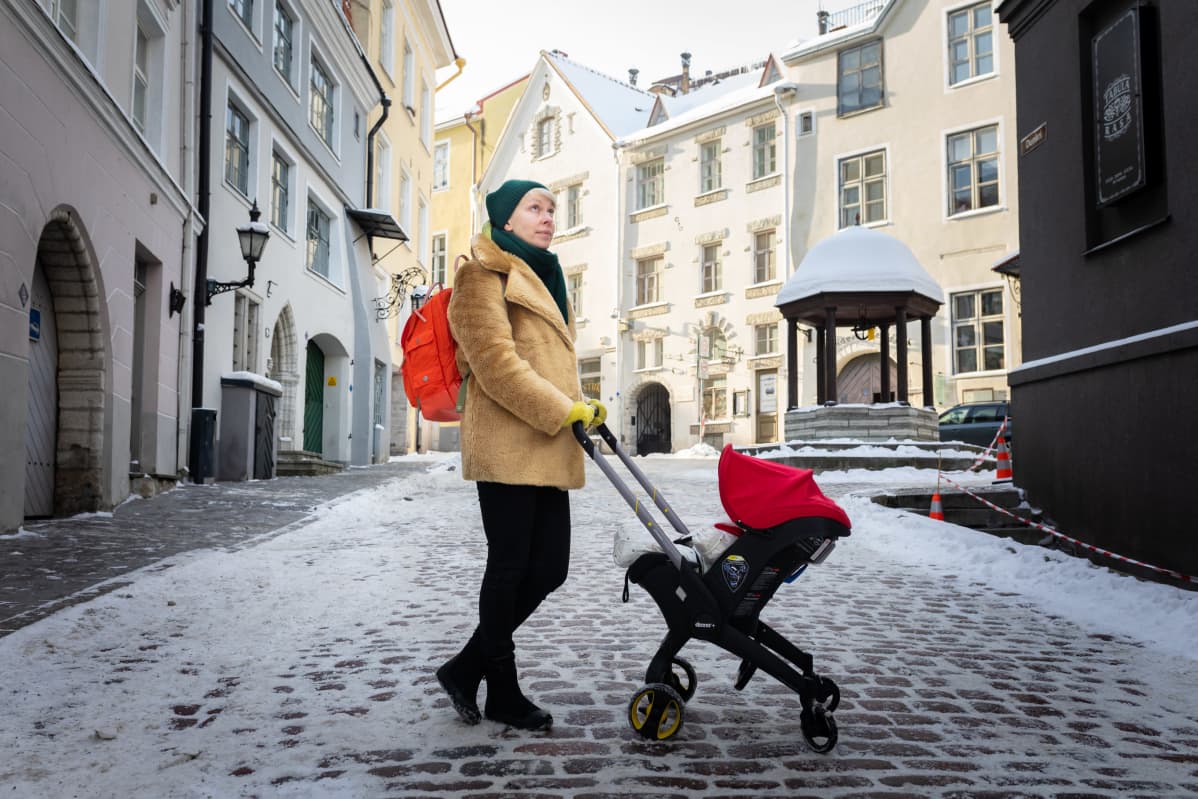 Nadia Zeliankova työntää lastenvaunuja Tallinnan vanhassakaupungissa.