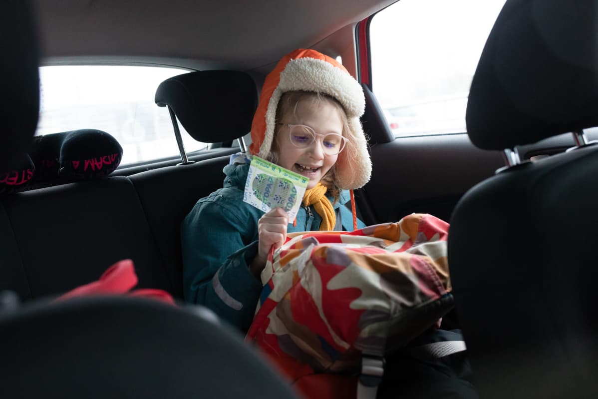 Nadia ja Sasha Zeliankovin 7-vuotias tytär Adelia matkalla koulusta kotiin.