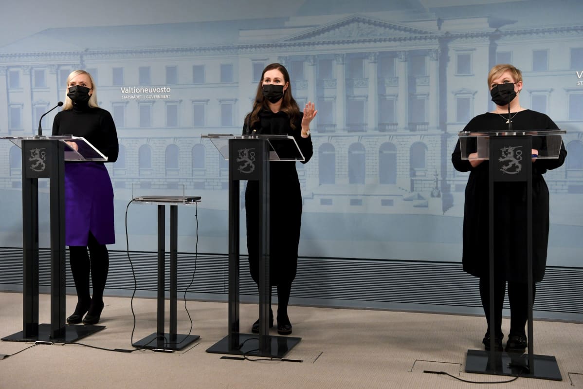 Statsminister Sanna Marin, inrikesminister Maria Ohisalo samt vetenskaps- och kulturminister Annika Saarikko under regeringens presskonferens den 25 februari.