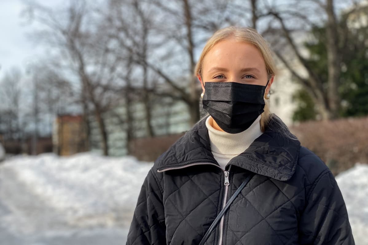 Turkulaisopiskelija Iines Aakula Mikaelinkirkon puistossa.