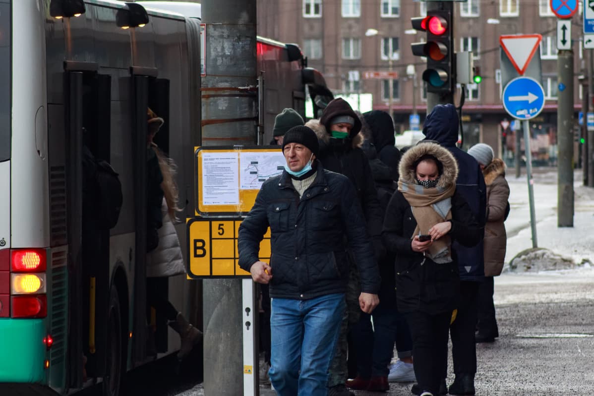 Ihmisiä jäämässä pois bussista Viron pääkaupungissa Tallinnassa.