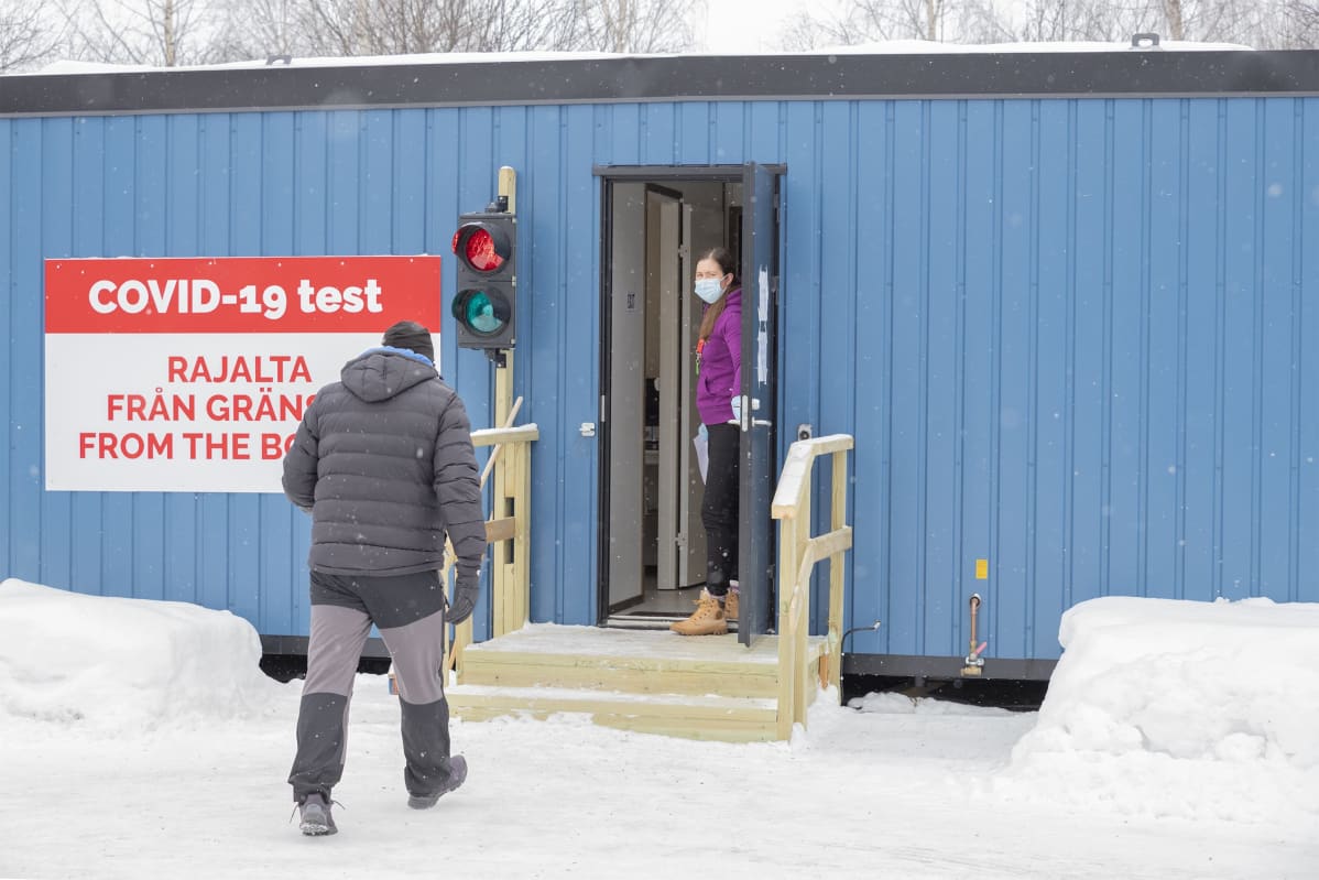 Mies menossa koronatestiin Tornion testauskontilla