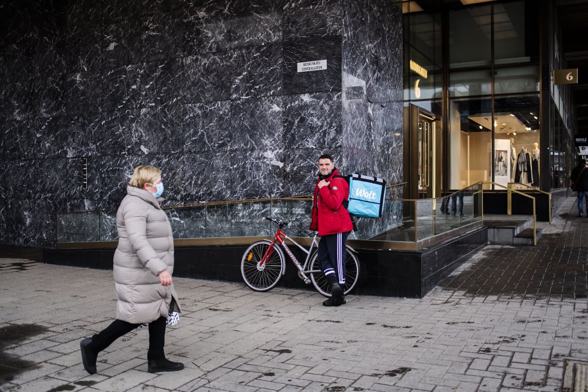 Wolt-kuriiri Vlorjon Kondo kuvattiin Rautatieaseman kupeessa maaliskuussa.
