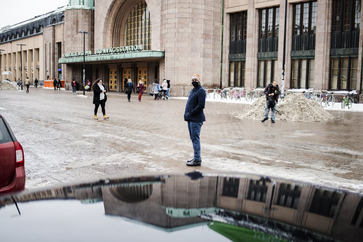 Taksinkuljettaja Abdifatah Osman kuvattiin Rautatientorilla maaliskuussa.