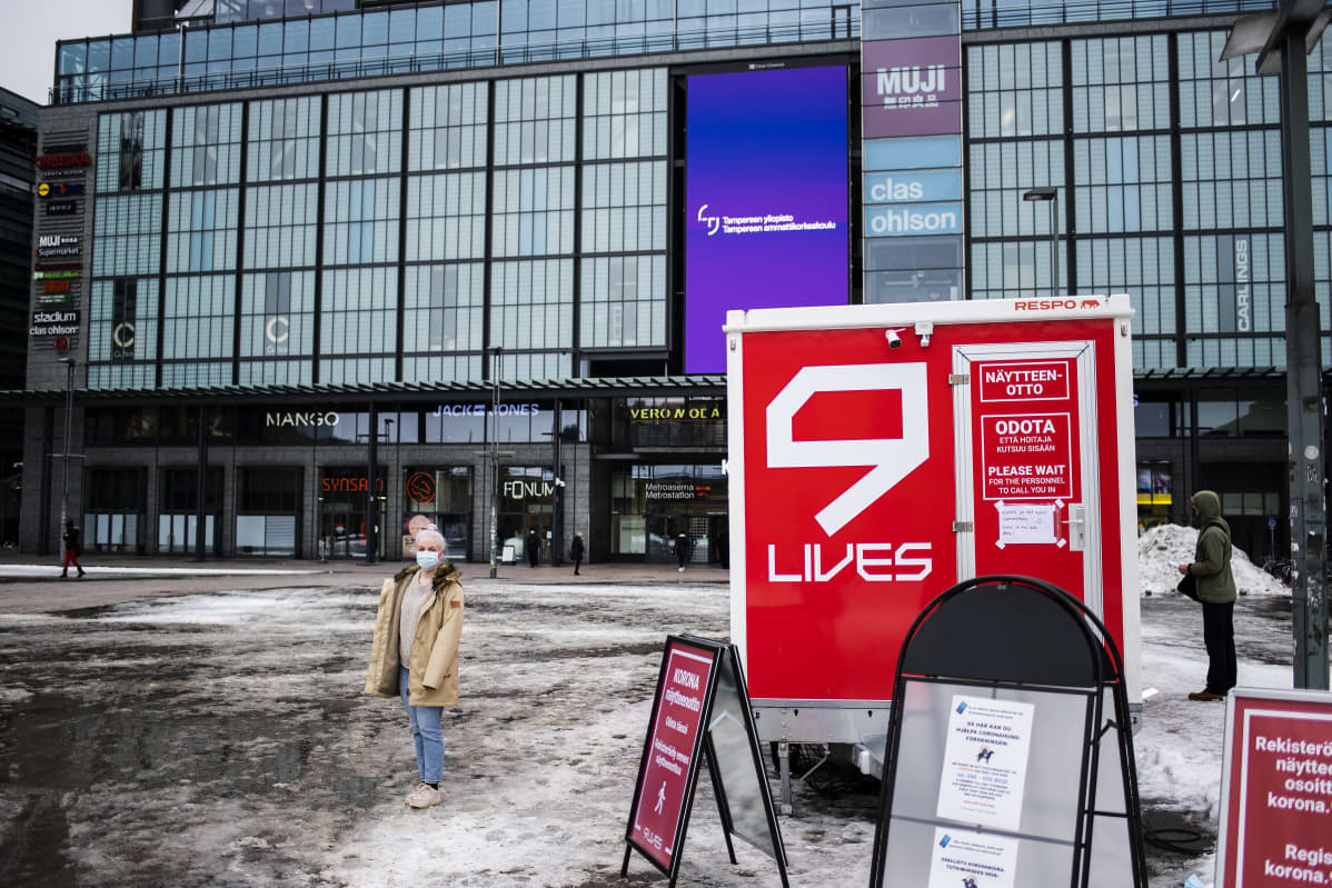 Sairaanhoitajaopiskelija Johanna Lind kuvattiin Narinkkatorilla maaliskuussa.