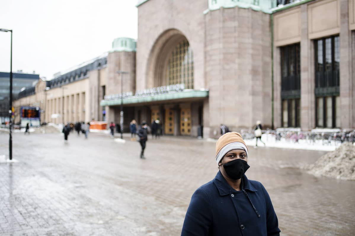 Taksinkuljettaja Abdifatah Osman kuvattiin Rautatientorilla maaliskuussa.