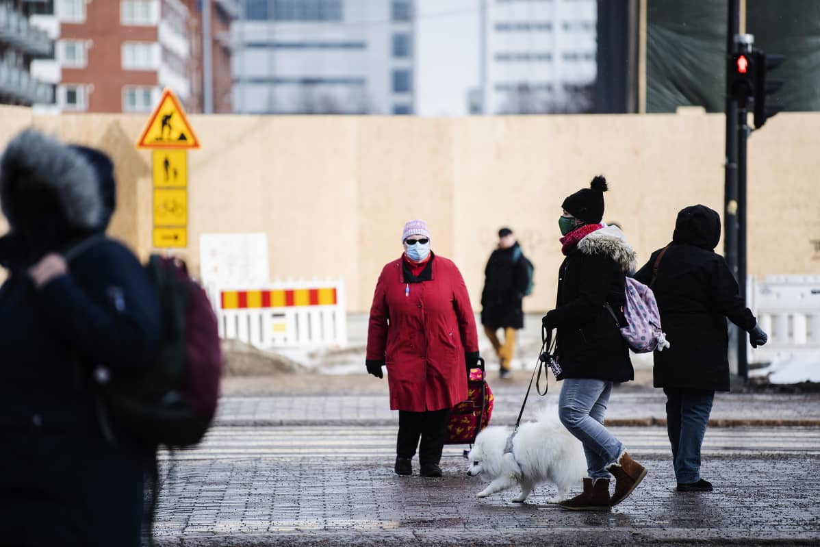 Helsingin Hakaniemessä käytettiin kasvomaskeja 16. maaliskuuta.