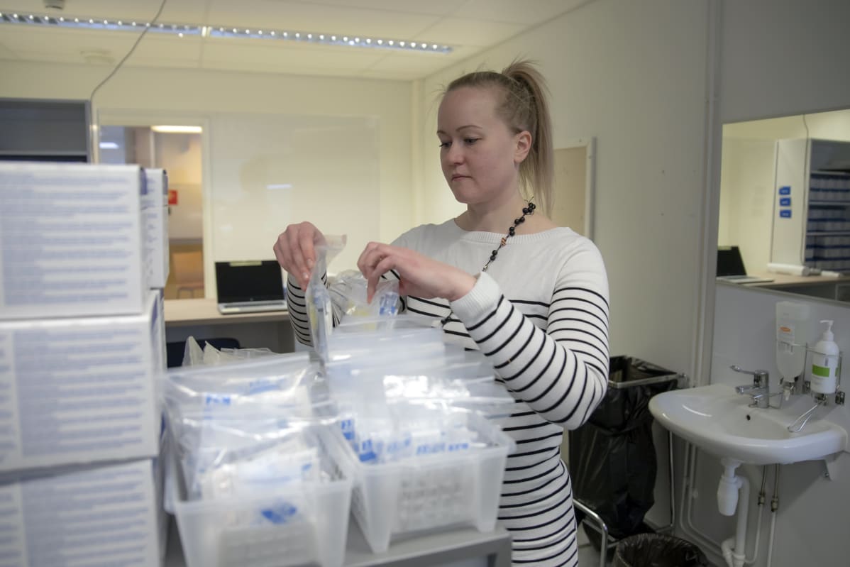Jenni Piiroinen pakkaa ruiskuja paketteihin